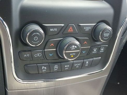 Used 2019 Jeep Grand Cherokee Laredo AWD/4WD image 16