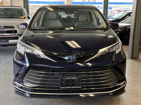Used 2024 Toyota Sienna Limited image 6