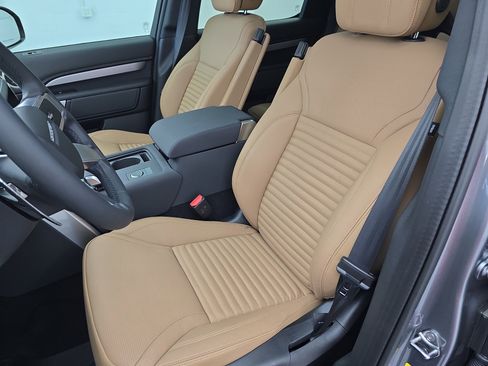 Used 2025 Land Rover Discovery Dynamic SE image 15