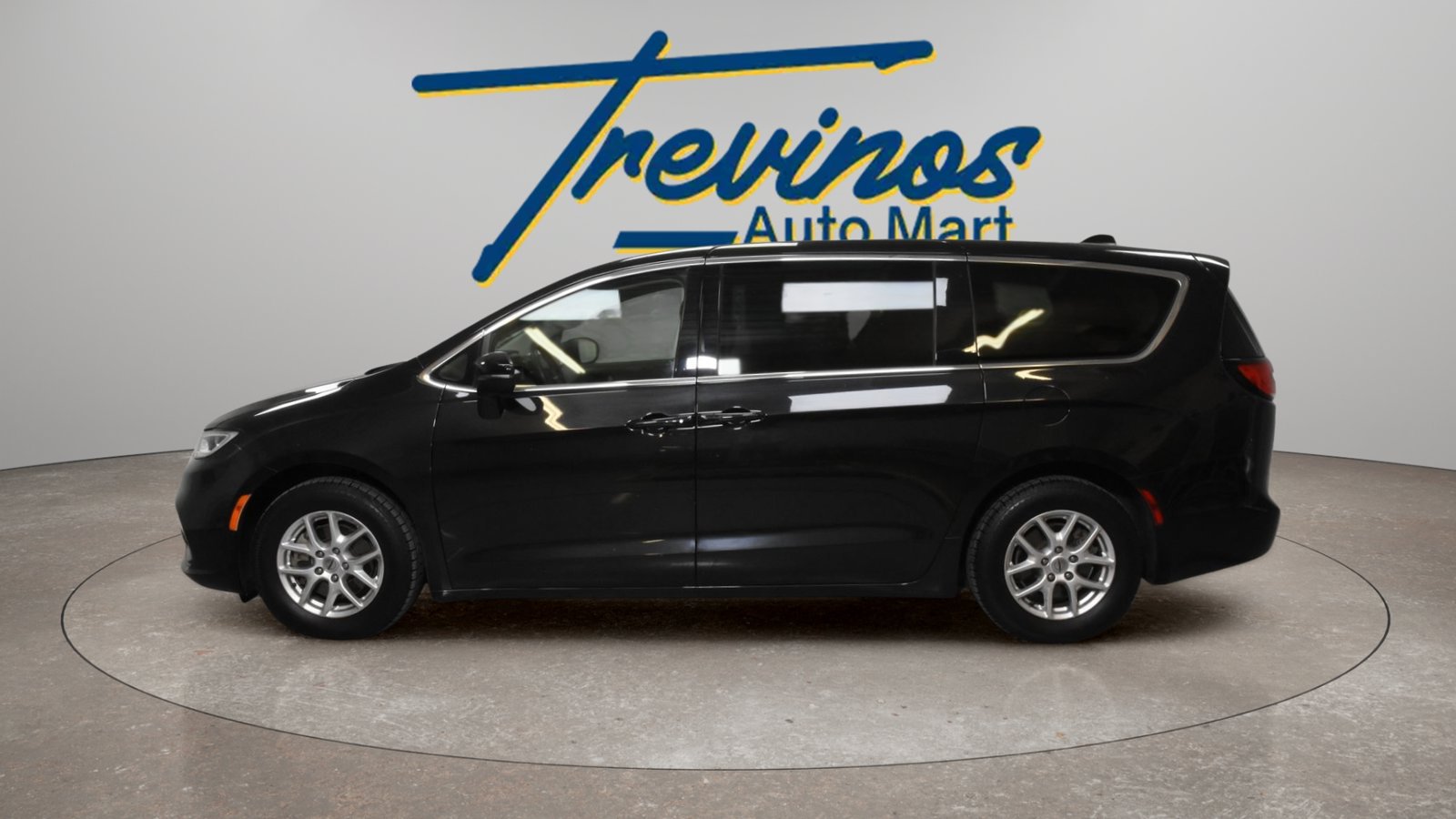 Used 2023 Chrysler Pacifica Touring-L FWD image 11