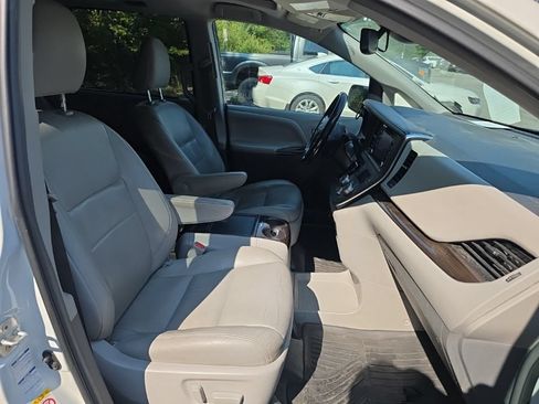 Used 2018 Toyota Sienna XLE w/ XLE Navigation Package AWD/4WD image 16