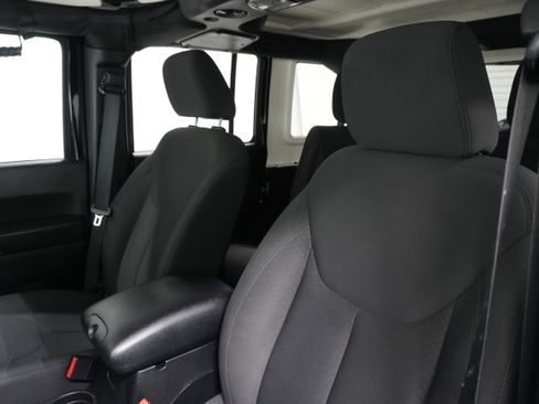 Used 2015 Jeep Wrangler Unlimited Sport w/ Connectivity Group image 12
