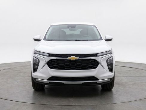 Used 2025 Chevrolet Trax LT FWD image 2