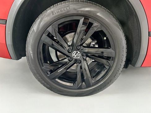 Certified 2024 Volkswagen Tiguan SE R-Line FWD image 31