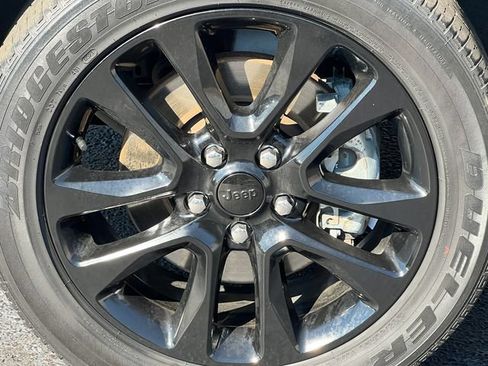 Used 2021 Jeep Grand Cherokee Laredo X AWD/4WD image 7