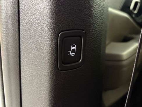 Used 2025 Kia Carnival FWD image 35