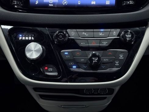 Used 2023 Chrysler Pacifica Touring-L FWD image 37