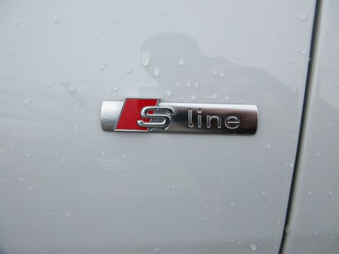 Used 2020 Audi Q8 Prestige w/ Prestige Package image 3