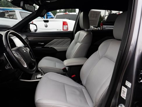 Used 2022 Mitsubishi Outlander LE image 18