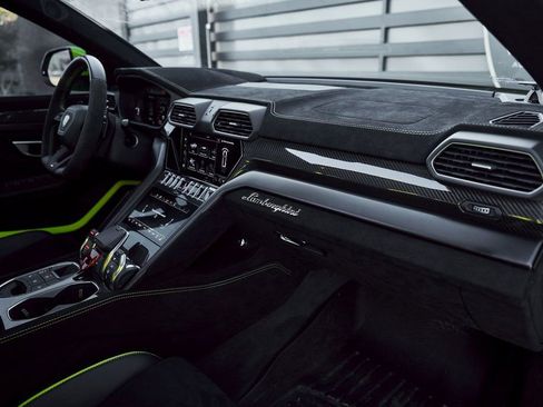 Used 2024 Lamborghini Urus Performante AWD/4WD image 44