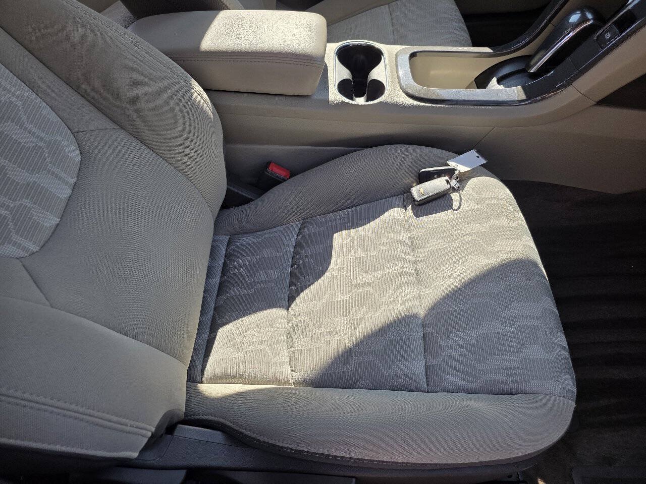 Used 2013 Chevrolet Volt w/ Enhanced Safety Package 2 FWD image 27