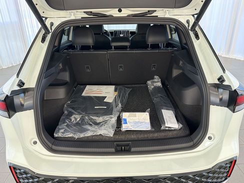 New 2026 Volkswagen Tiguan SE R-Line FWD image 33