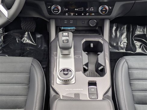 New 2025 Mitsubishi Outlander SE image 19