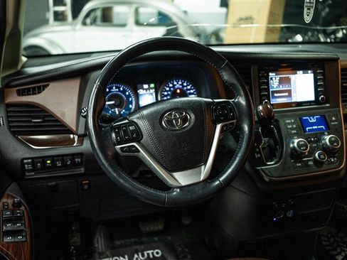 Used 2018 Toyota Sienna XLE Premium AWD/4WD image 18