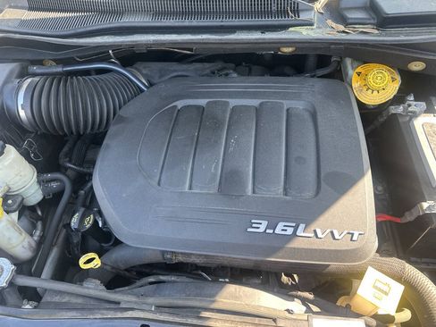 Used 2016 Dodge Grand Caravan SXT w/ UConnect Hands-Free Group FWD image 18