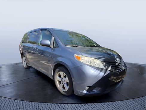 Used 2015 Toyota Sienna LE FWD image 1