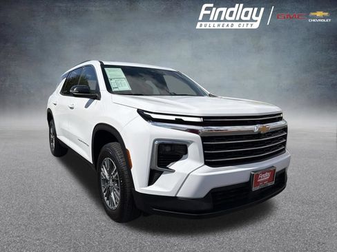 Used 2025 Chevrolet Traverse LT FWD image 1