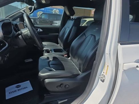 Used 2023 Chrysler Pacifica Touring-L w/ Uconnect Theater Family Group FWD image 7