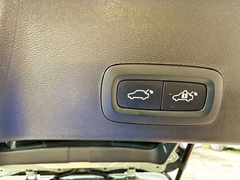 Used 2023 Volvo XC40 Recharge Plus image 31