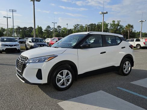 Used 2025 Nissan Kicks Play S image 2