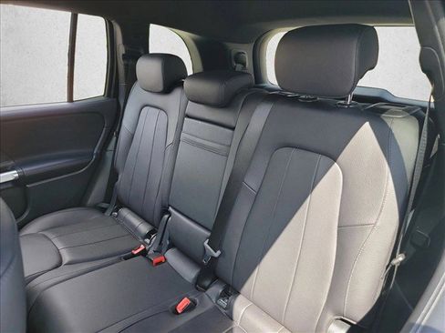 Used 2023 Mercedes-Benz GLB 250 4MATIC w/ Premium Package image 14