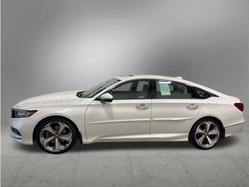 Used 2018 Honda Accord Touring image 2