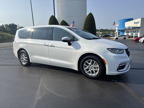 Used 2023 Chrysler Pacifica Touring-L FWD image 1
