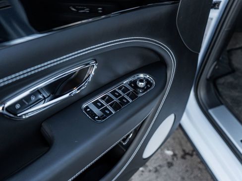 Certified 2022 Bentley Bentayga V8 image 24