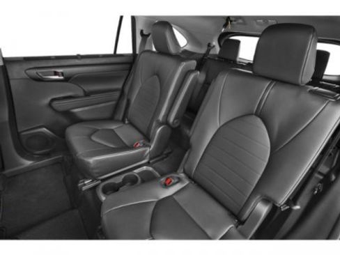 Certified 2025 Toyota Highlander XLE FWD image 12