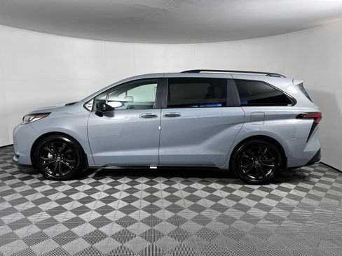 Used 2026 Toyota Sienna XSE FWD image 8