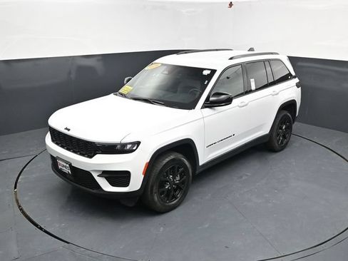 Used 2025 Jeep Grand Cherokee Altitude AWD/4WD image 35