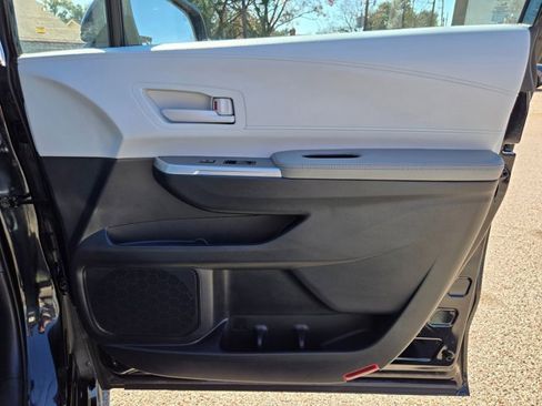 Used 2025 Toyota Sienna LE image 27