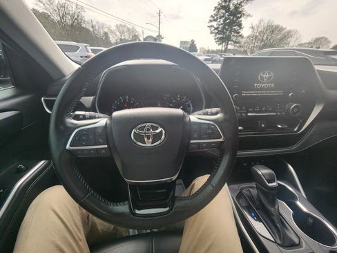 Used 2021 Toyota Highlander XLE image 17