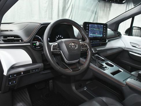 Used 2024 Toyota Sienna XSE FWD image 17