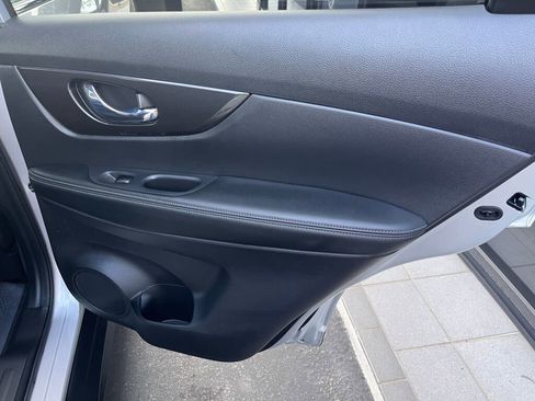 Used 2018 Nissan Rogue SV image 23