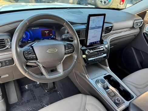 Used 2022 Ford Explorer Platinum w/ Equipment Group 601A AWD/4WD image 3