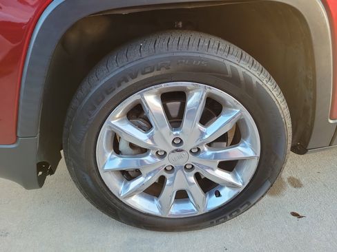 Used 2017 Jeep Cherokee Limited image 5