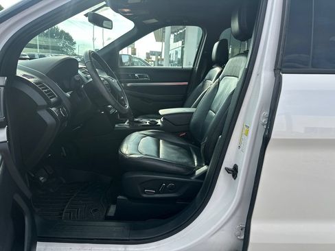 Used 2018 Ford Explorer XLT w/ Equipment Group 202A FWD image 9