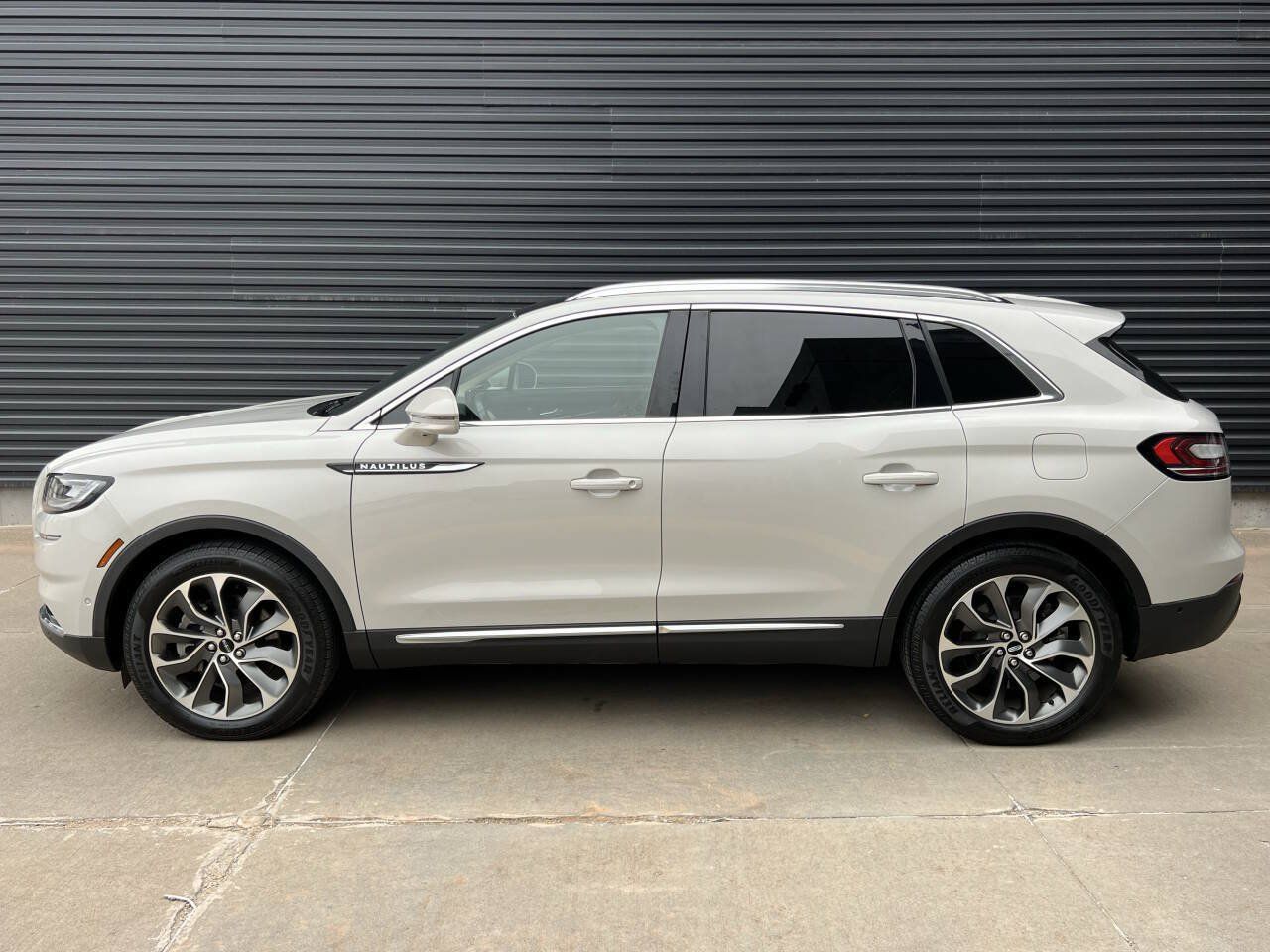 Used 2022 Lincoln Nautilus Reserve w/ Equipment Group 201A AWD/4WD image 9
