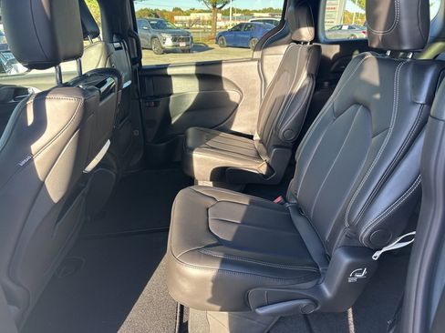 New 2026 Chrysler Pacifica Select image 44