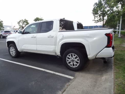 Used 2025 Toyota Tacoma SR5 AWD/4WD image 7