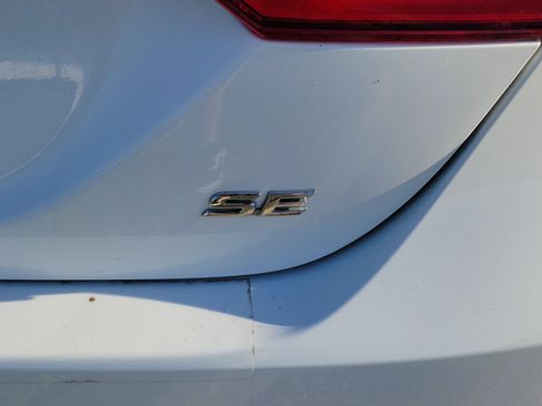 Used 2020 Toyota Camry SE image 18