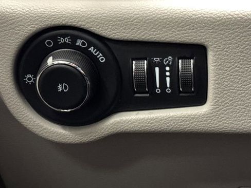 Used 2023 Chrysler Pacifica Limited w/ Uconnect Theater Family Group image 28