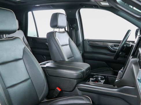 Used 2025 GMC Yukon Elevation w/ LPO, Elevation Black Package AWD/4WD image 32