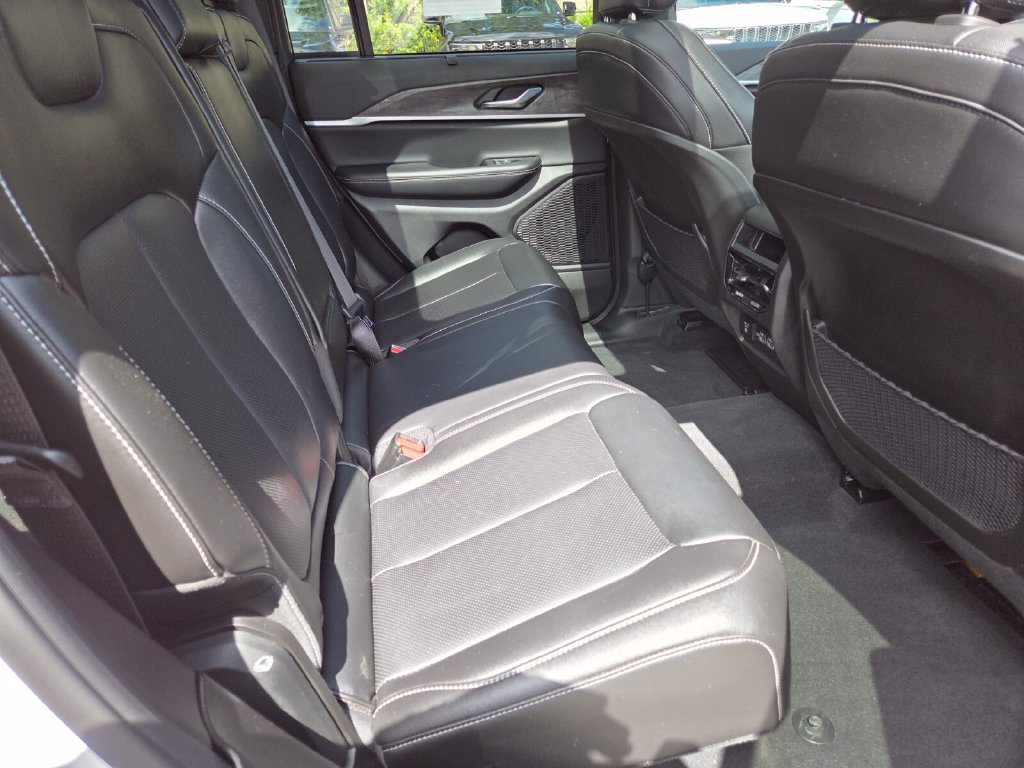 Used 2025 Jeep Grand Cherokee Limited w/ Luxury Tech Group II AWD/4WD image 18