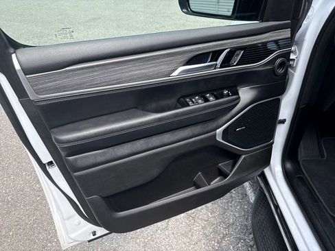 Used 2024 Jeep Wagoneer Series III AWD/4WD image 13