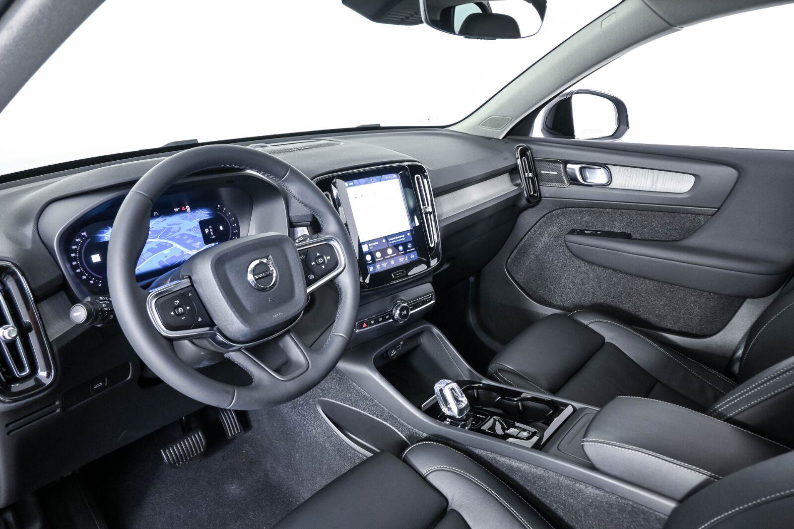 Used 2024 Volvo XC40 B5 Plus w/ Protection Package Premier AWD/4WD image 4