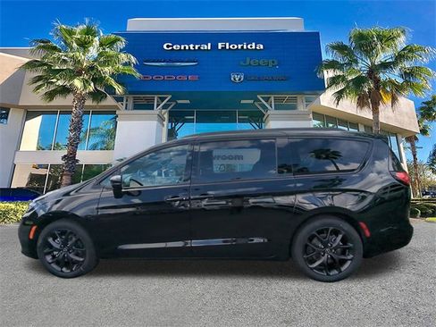 New 2026 Chrysler Pacifica Limited w/ S Appearance Package image 8