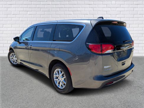 Used 2022 Chrysler Voyager LX image 5