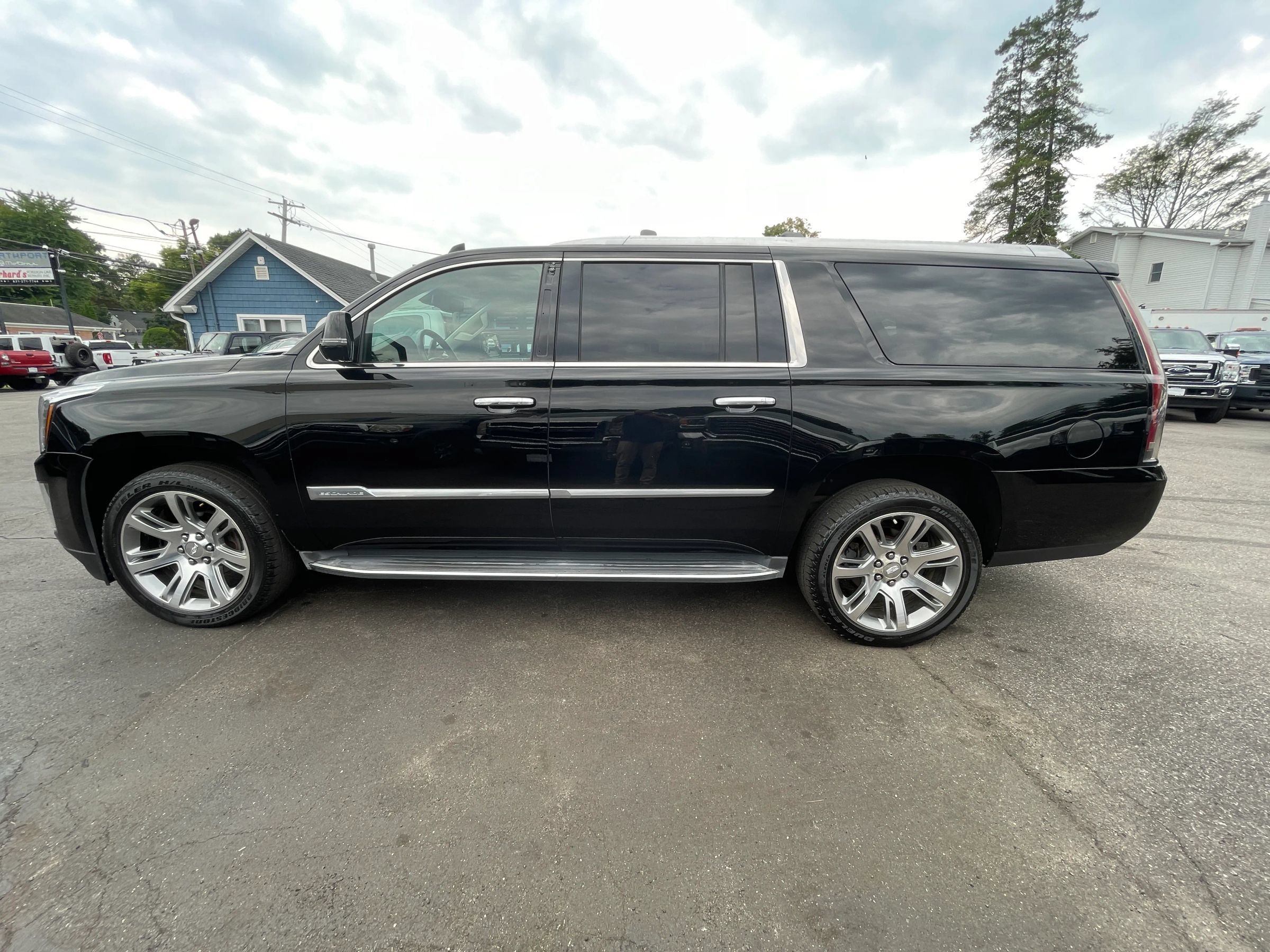 Used 2015 Cadillac Escalade ESV Luxury AWD/4WD image 2
